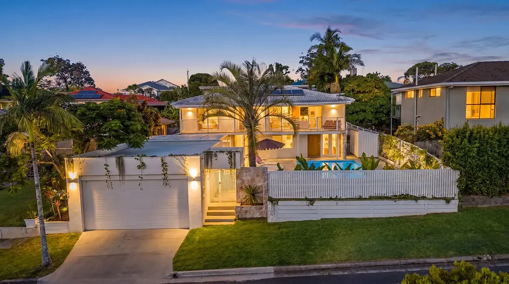 Southport 4房  Renovated Family Sanctuary with Self-Contained Dual Living - Heart Of The TSS Precinct