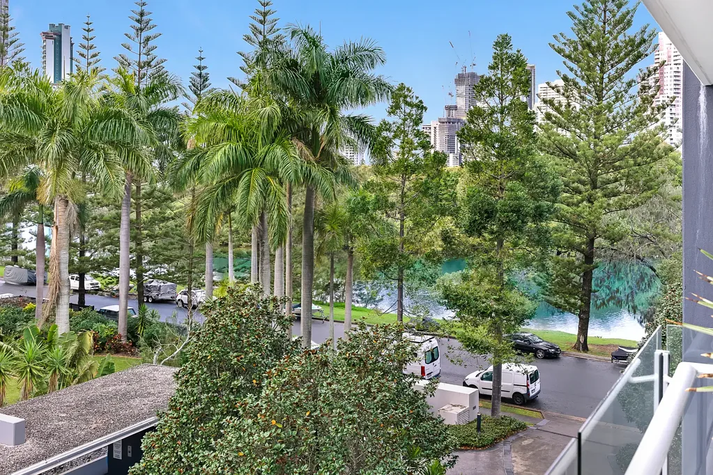 Main Beach 2Zimmer River Views & Oversized Living - 2 Bed + Study – Committed Owner Relocating Soon!