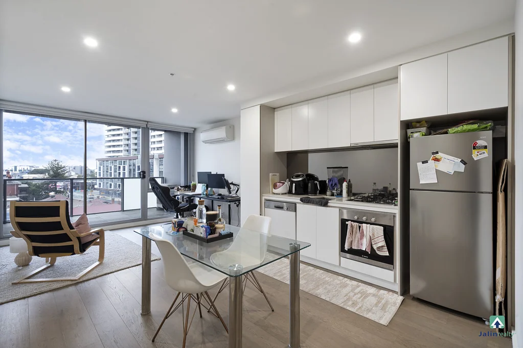 Footscray 1部屋 Luxury Living in Footscray's Heart
Invest or Reside in a 1-Bedroom Apartment! Offers Welcome!
Genuine & Motivated Seller!