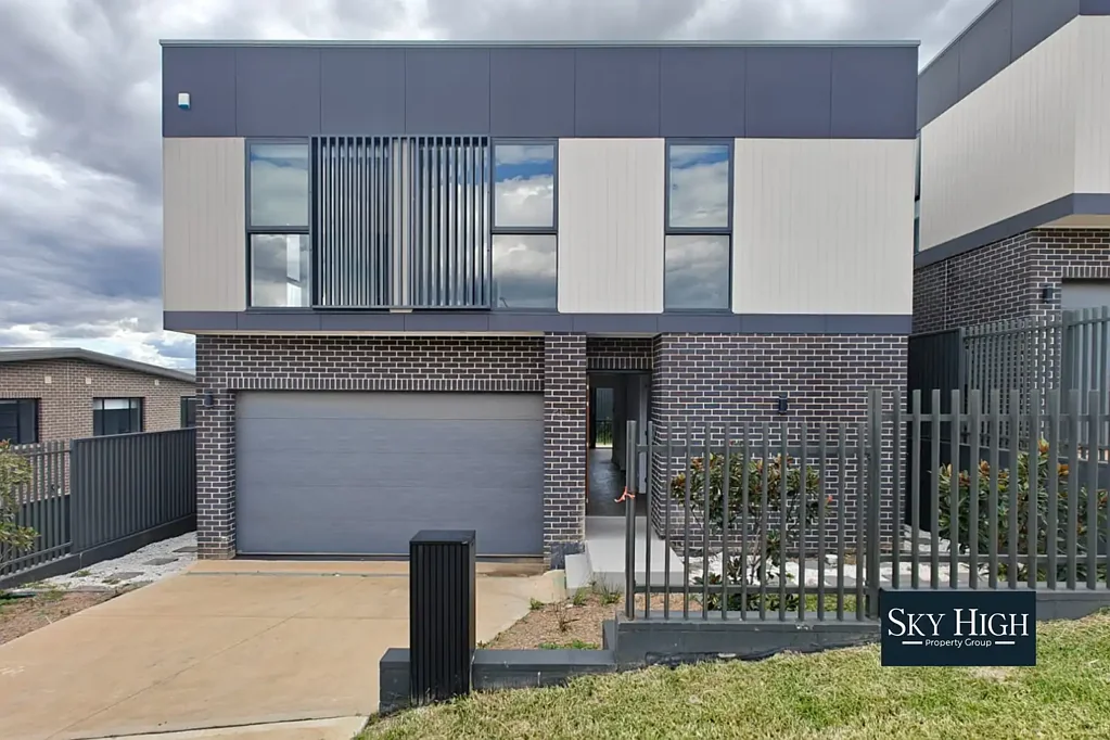Box Hill 5 Bedroom Exceptional 5-Bedroom Home in Prime Box Hill Location