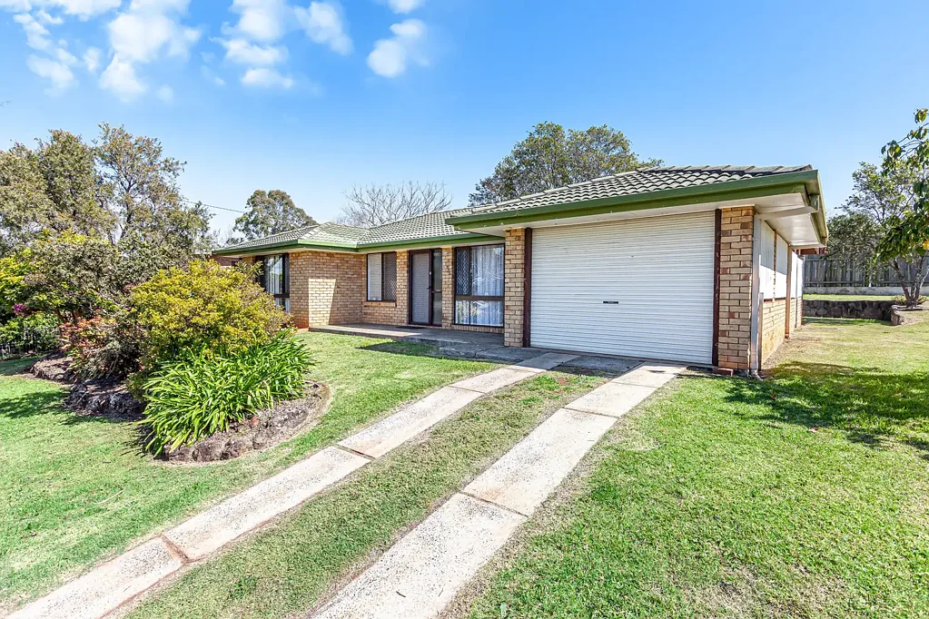 Wilsonton Heights 3ห้องนอน Solid Brick Home in Great Blue-Chip Suburb