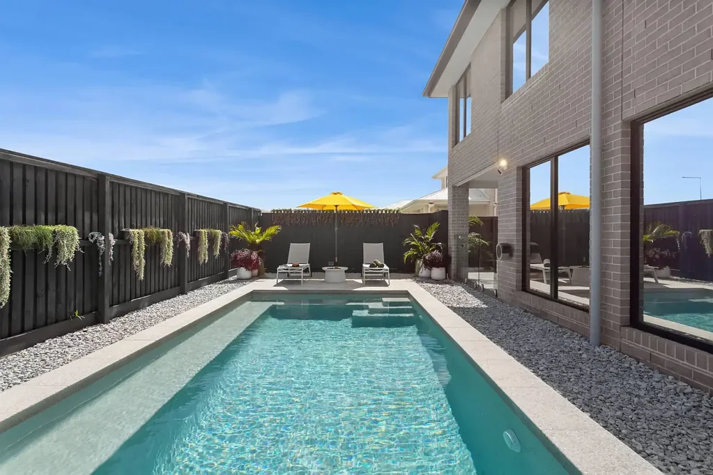 Energy-Smart Modern Luxury Residence with Solar & Battery Storage