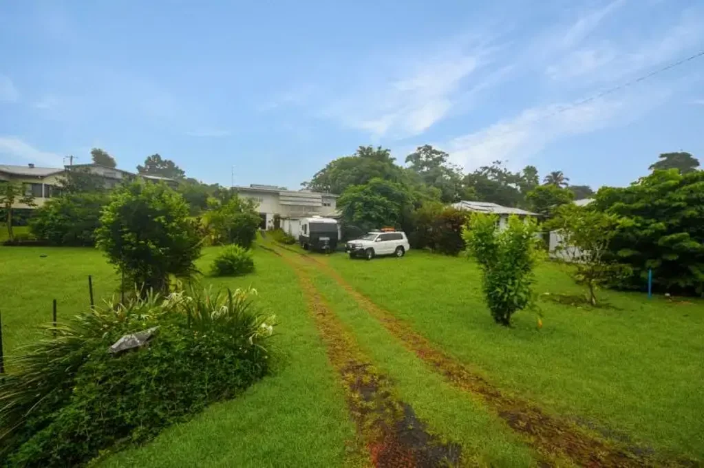 East Innisfail 3房  Charming Classic Queenslander on a Spacious 1,012m² — Walk to Town, Quiet Location - EOI  $390,000