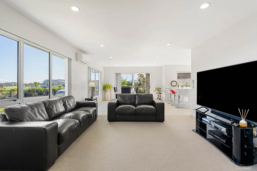 Flat Bush 5 Slaapkamer Triple Garage, Reserve Views, Prime Location