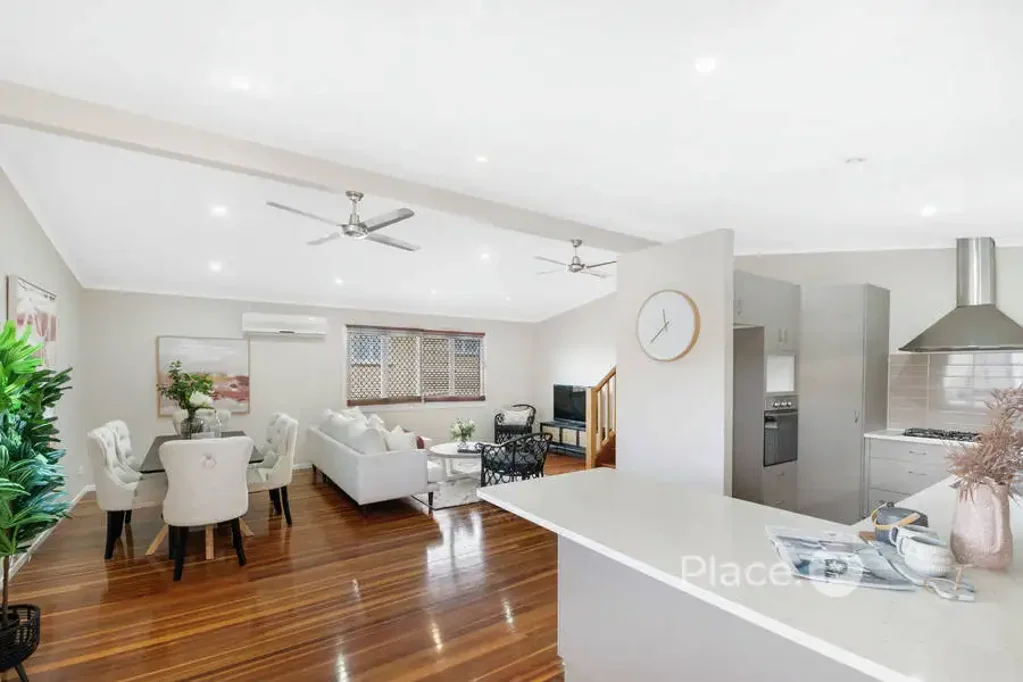 Cannon Hill 5 Bedroom Super Spacious Family Home on a Massive 584sqm!