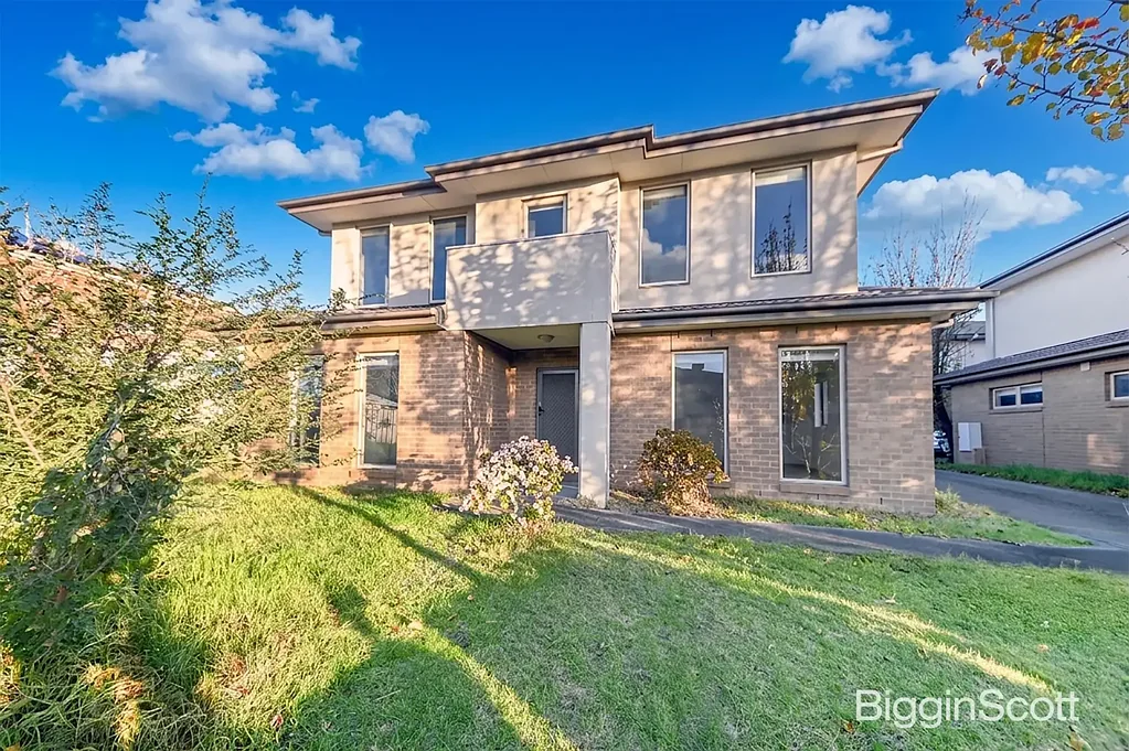 Spacious 5-Bedroom Townhouse in Prime Clayton Location