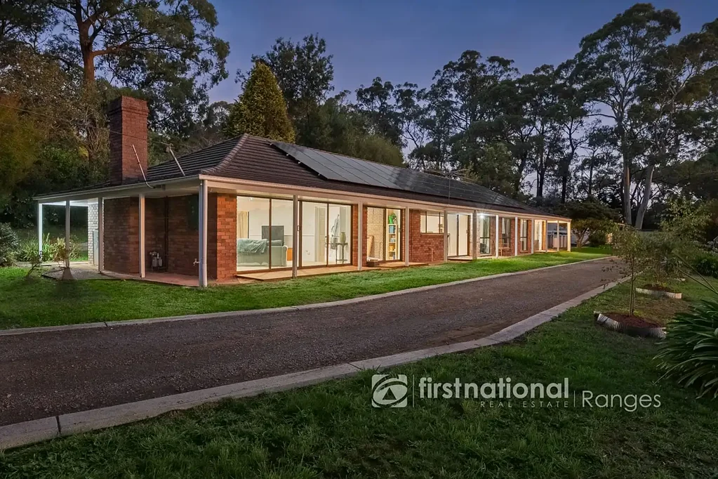Gembrook 7 Slaapkamer Dual Living Lifestyle with Breathtaking Views on nearly 1 acre on a sealed no-through road!