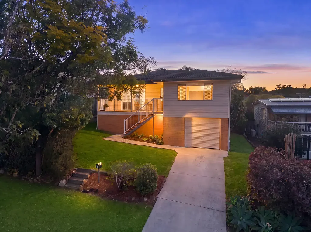 Arana Hills 3कमरा Elevated Family Living with an Expansive Entertaining Deck