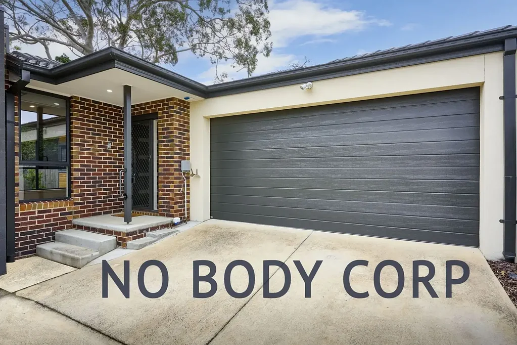 Knoxfield 3房 宁静私密居所 石材台面厨房 主卧带套 三卧布局合理 自然采光充沛 滑动门通庭院 双车位车库 中心生活区 便利设施近 Contemporary Family Retreat with Spacious Living (No Body Corp)