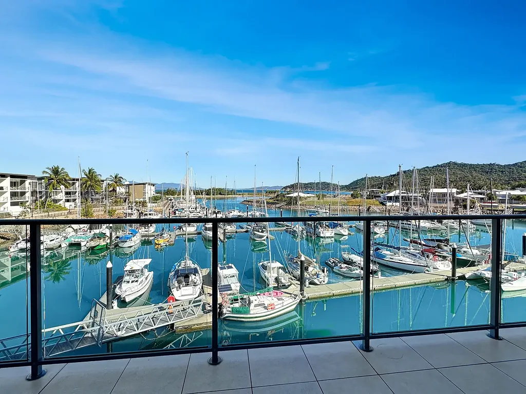 Nelly Bay 3 Bedroom Premium Position - Blue on Bue
