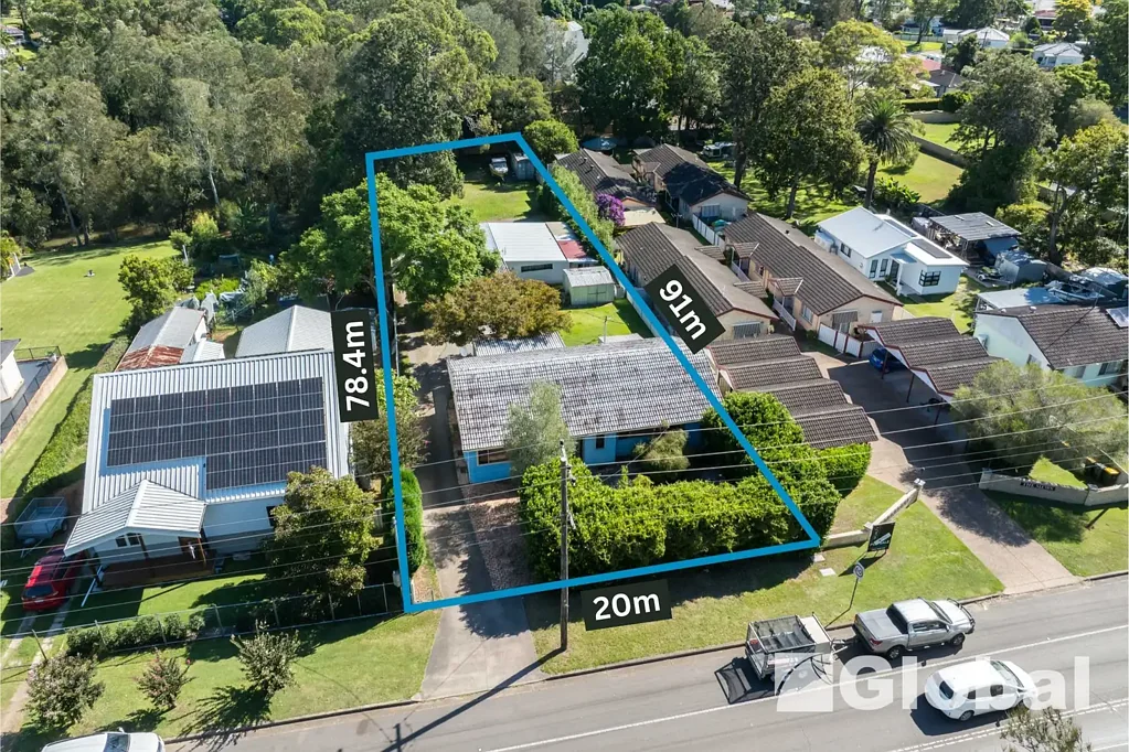 Blackalls Park 5 Bedroom Two dwellings backing onto the lake sitting on 1800m2 of land with a 20 meter frontage