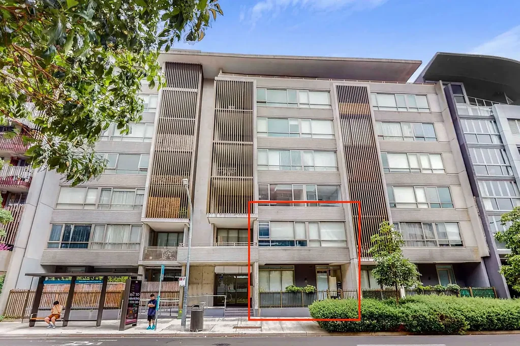 RARE SPACIOUS TWO-STOREY GROUND GLOOR LIVING WITH LOCK UP GARAGE