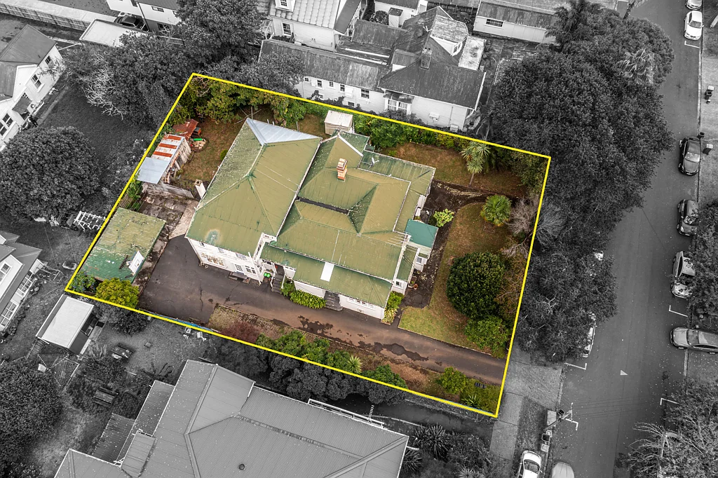 Mount Eden 8 Bedroom Income, Location & Potential - 1115m2 in DGZ