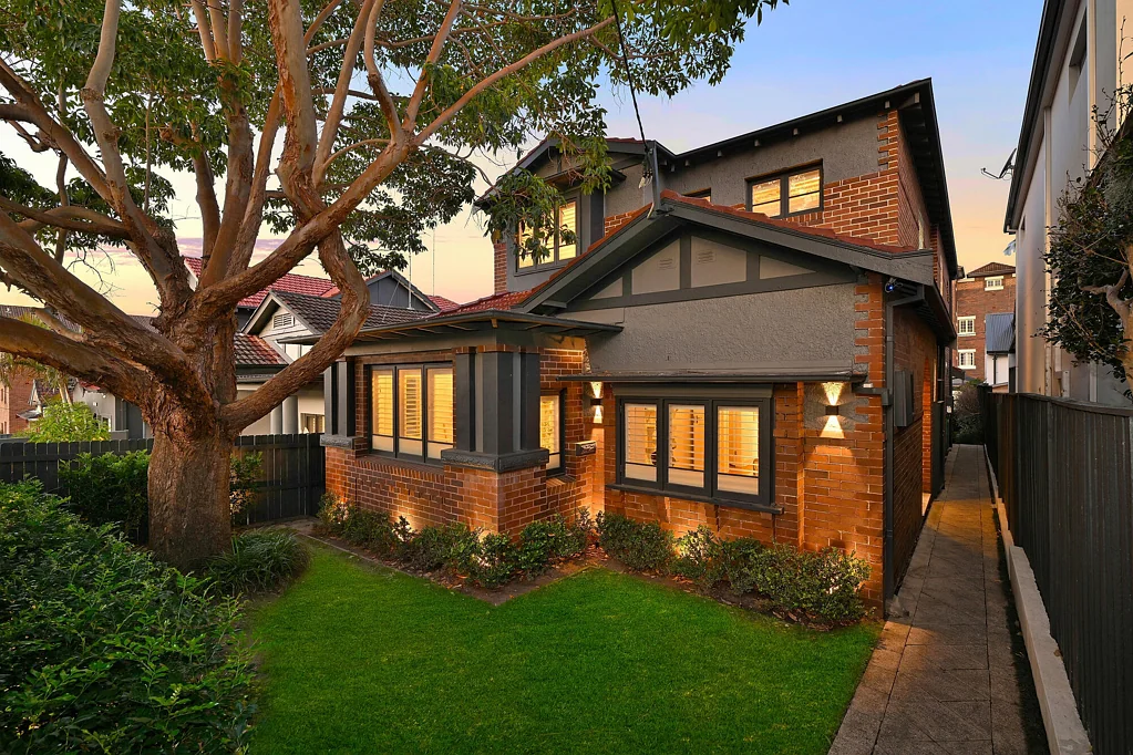 Coogee 6房 经过精美翻新的特色住宅，带有后巷通道 A Beautifully Rejuvenated Character Home with Rear Laneway Access
