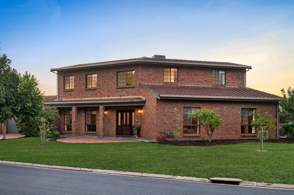 West Lakes 3Kwarto Uninterrupted Water Views and Effortless Lakeside Living