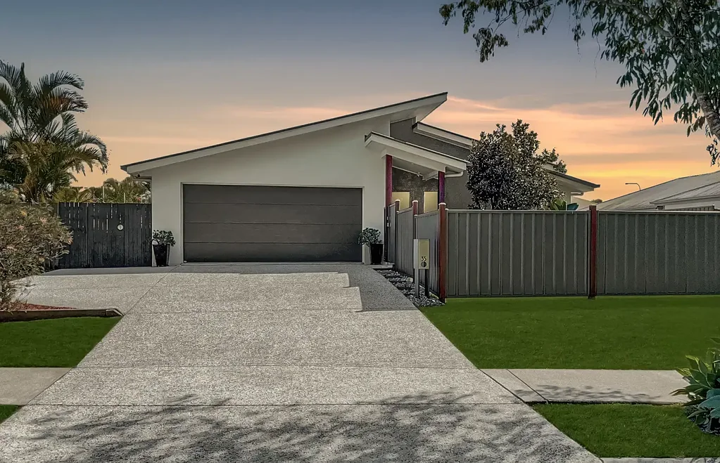 Sippy Downs 4कमरा Contemporary Family Living with Bushland Outlook