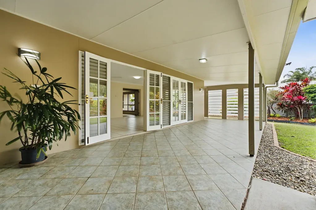 Kewarra Beach 4房  A Home Framed by Mountains, Gardens and Possibility