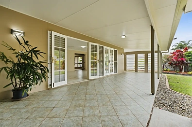 Kewarra Beach 4房  A Home Framed by Mountains, Gardens and Possibility