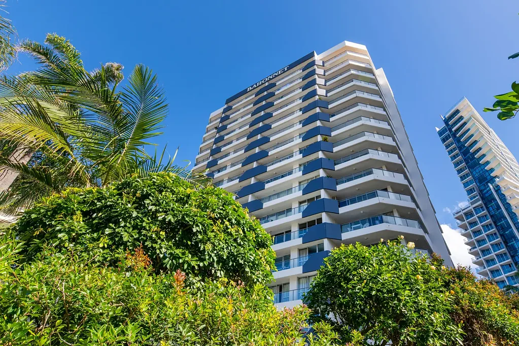 Surfers Paradise 2બેડરૂમ Approx $8000 sqm to be 100m from beach!