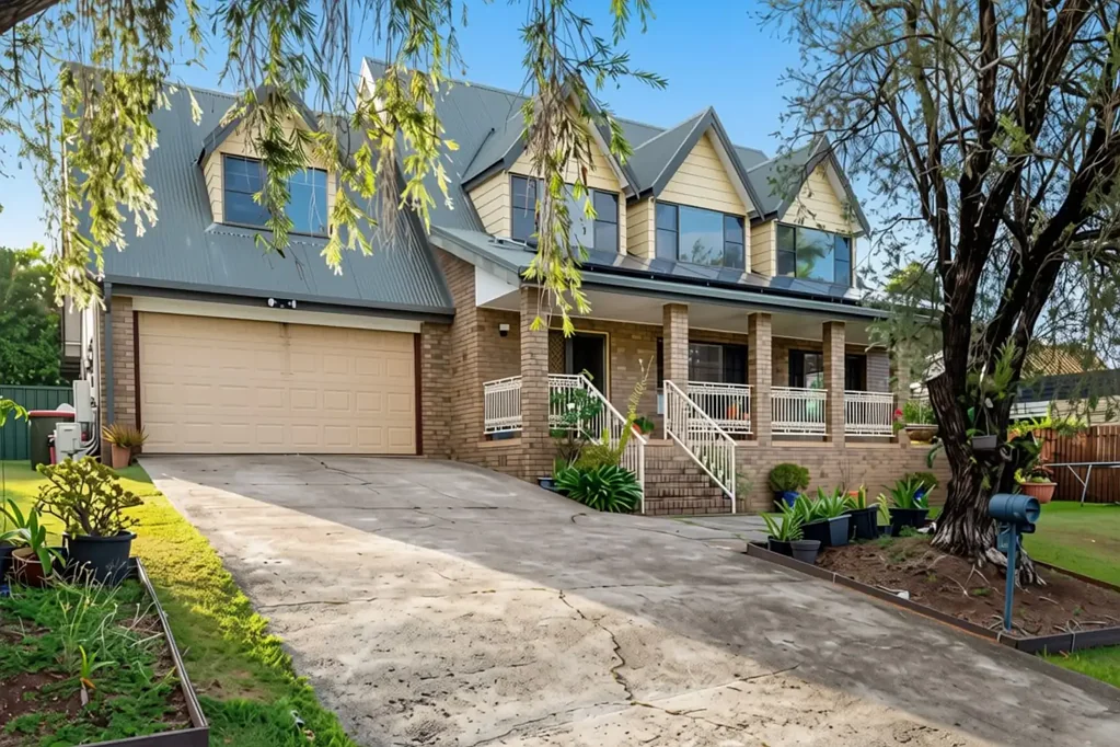 Spacious 5 Bedroom Family Home with Pool & Solar