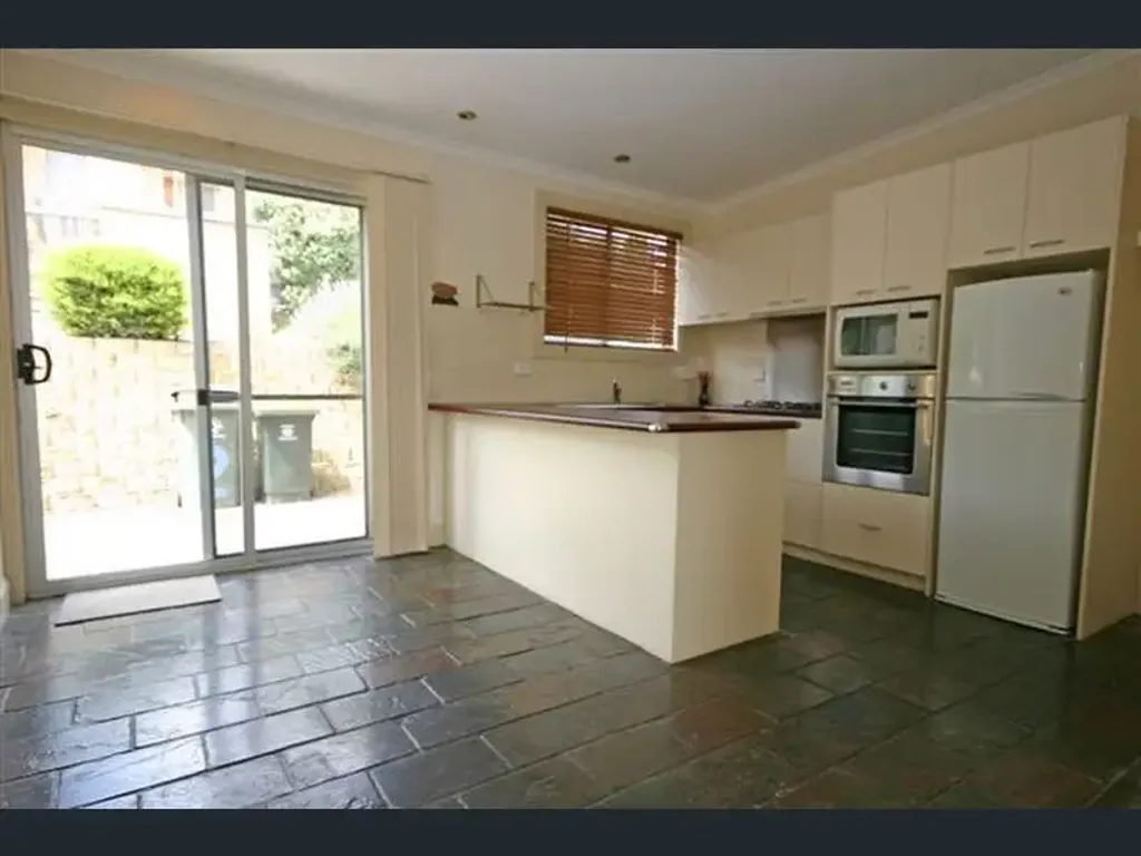 Sunny  Three Bedroom Home!