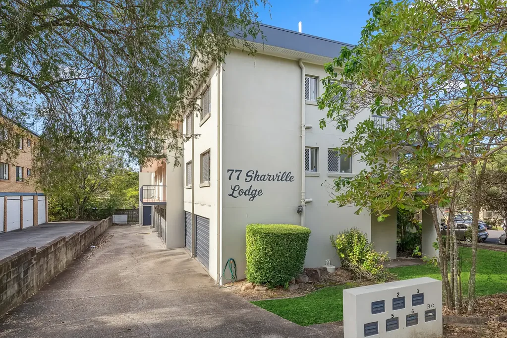 FRESHLY PAINTED - TWO BEDROOM APARTMENT IN PRIME LOCATION