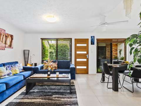 Mermaid Waters 2 Bedroom Beautifully renovated move in ready home in Mermaid Waters