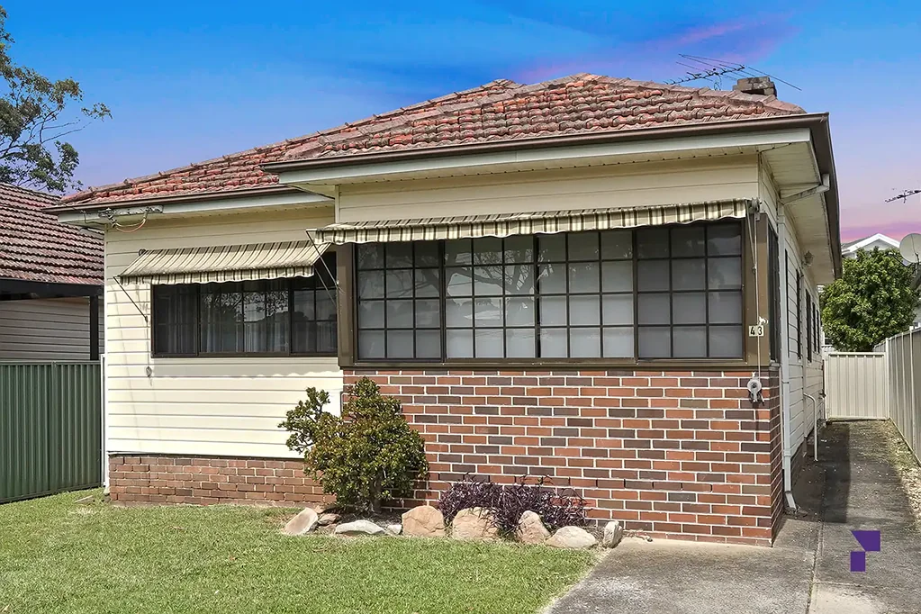 Sefton 3બેડરૂમ Stylishly updated three-bedroom home just 750m from Sefton Station