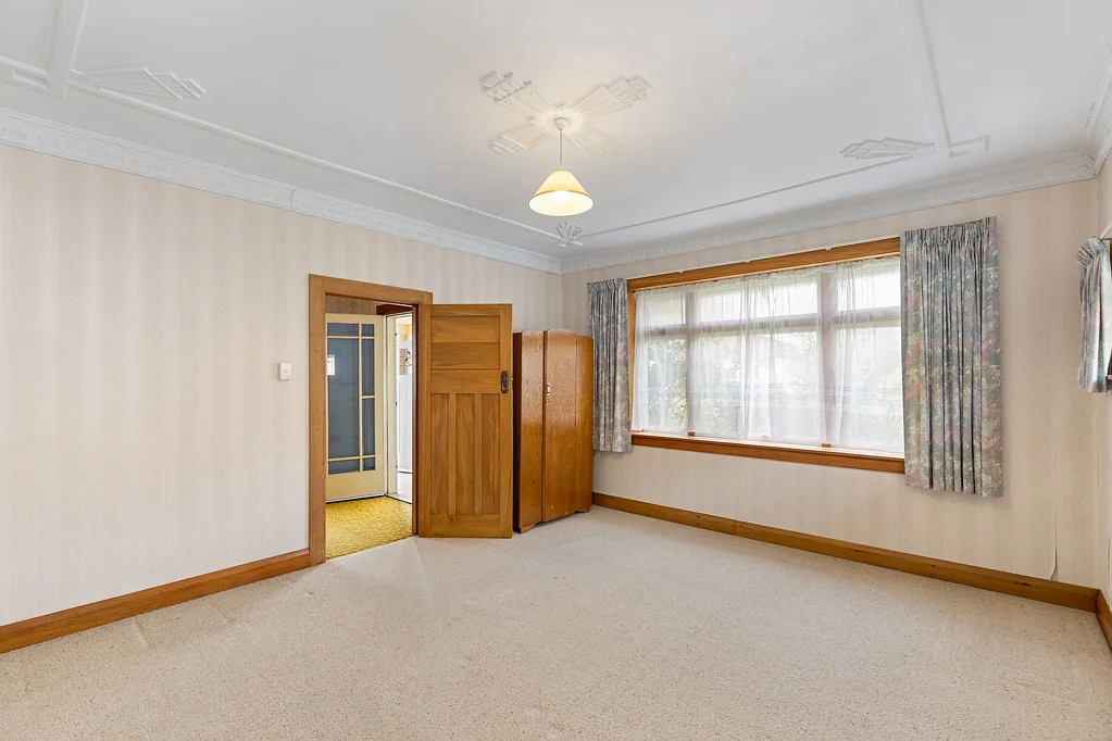 Takaro 3 Bedroom Estate Sale! Character Home Opportunity!