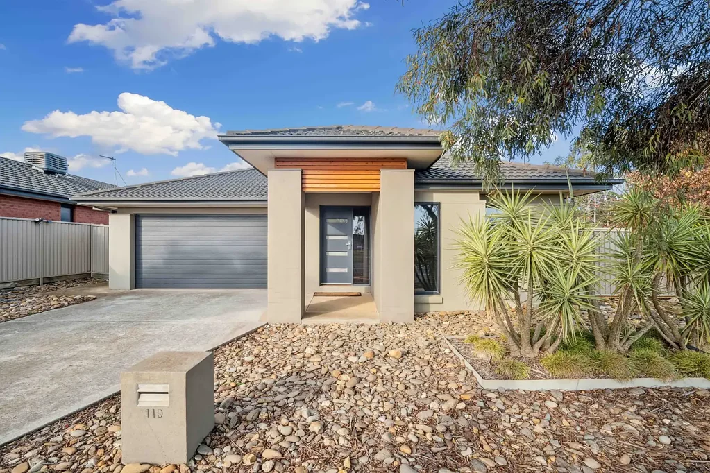 Alfredton 3 Bedroom Low-Maintenance Living with High-Return Potential