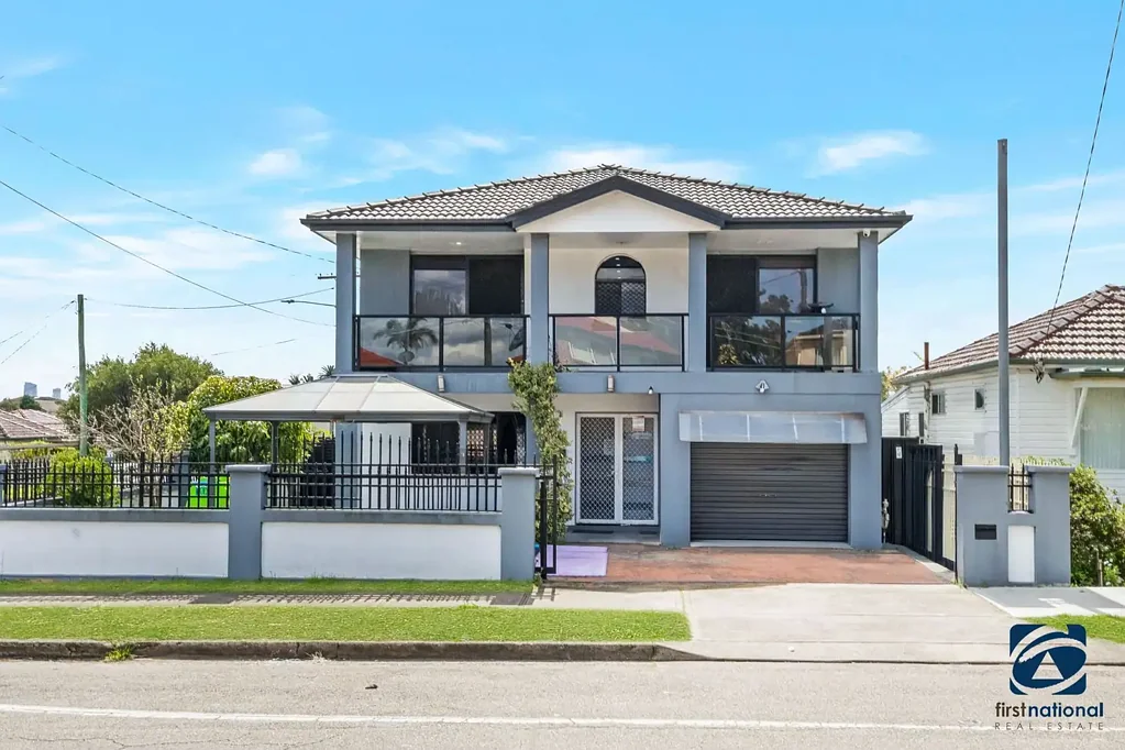 Auburn 7房 两层住宅珍品 5卧带套间 附属住宿独立入口 宽敞后院 近Berala Shops Large Family Home with In Law Accommodation