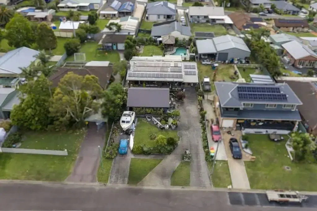 Wyee 4 Bedroom 1100m2 Block + Solid family home + Inground Swimming pool!
