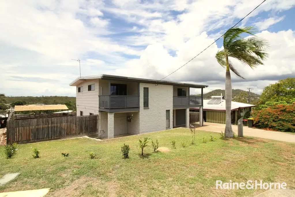 LARGE FAMILY HOME WITH A POOL