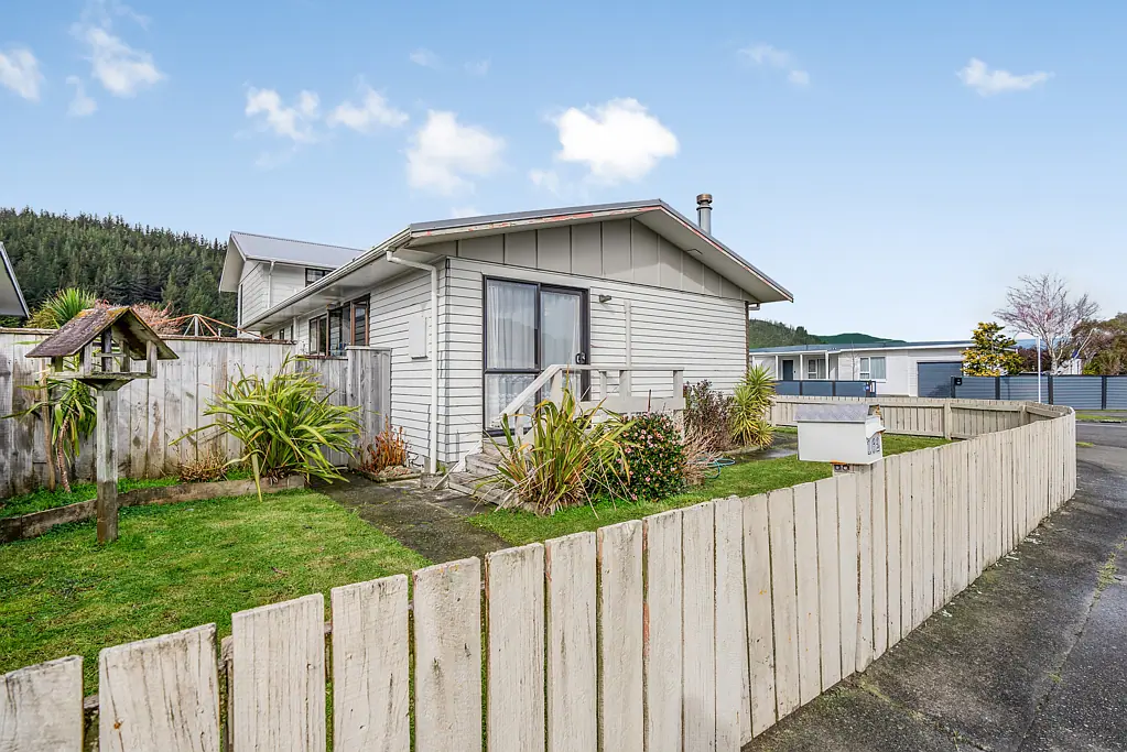 Wainuiomata 4Kwarto A Large Family Home Awaits You!