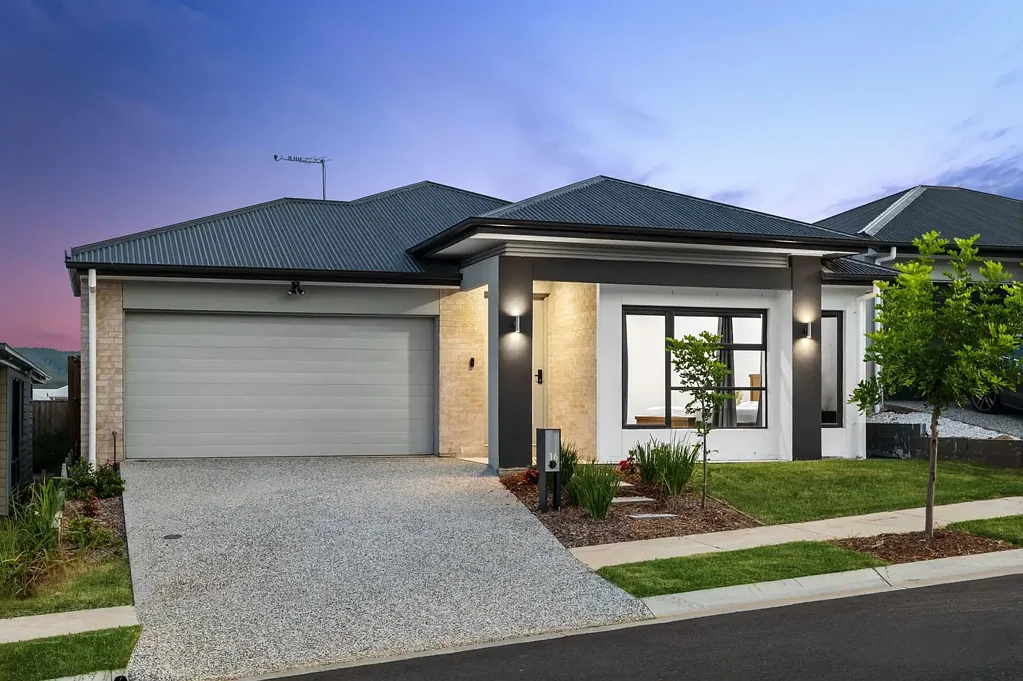 South Ripley 4Kwarto Beautifully Crafted Home in the Heart of South Ripley!!!!