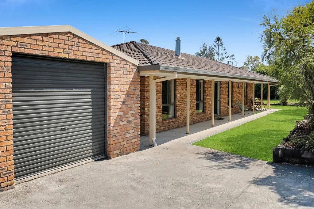 Redbank Plains 3कमरा Big Block. Dual Street Frontage. Dual Income Potential.