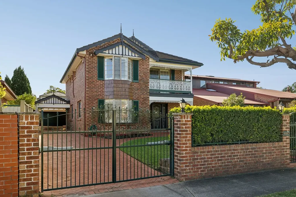 Strathfield 4Zimmer Beautifully presented family home basks in a north-to-rear aspect