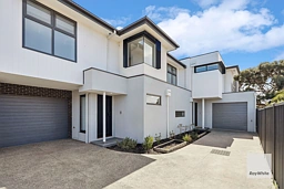 2/14 Woorite Place, Keilor East