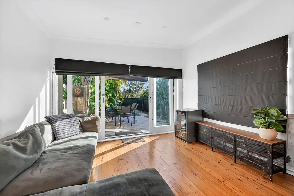 Sunlit Lakeside Granny Flat with Private Garden Access - Pet Friendly