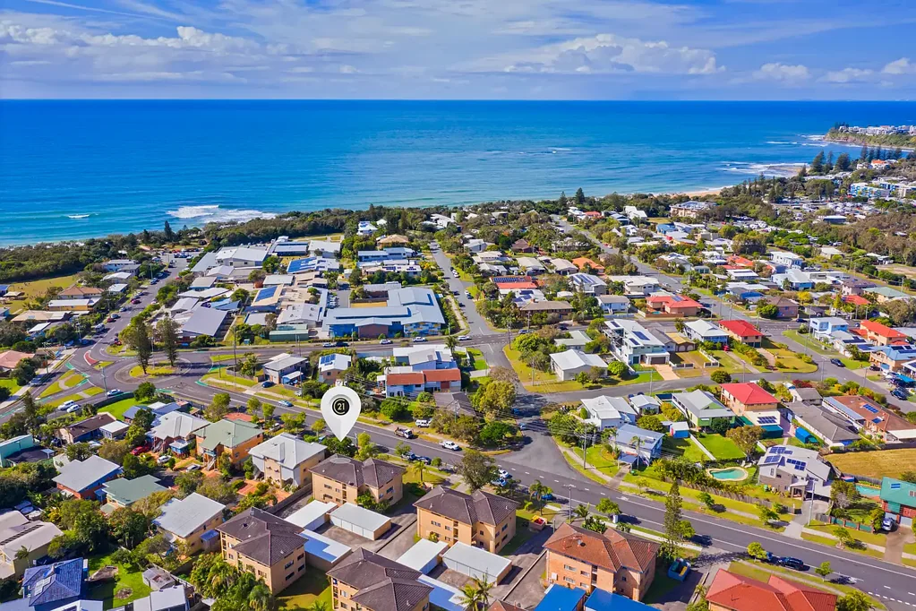 Perfectly Positioned Coastal Unit with Ocean Breezes
