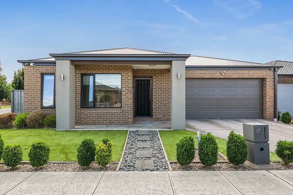 Convenience and low maintenance living in Modern Estate