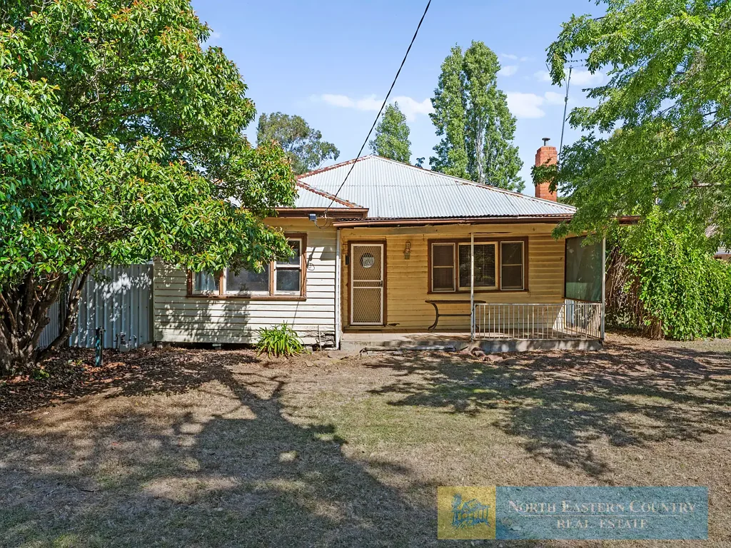 Euroa 4ห้องนอน Renovate, Rebuild or Reimagine -Prime Residential Location - 808m2 Allotment - 3-4br Weatherboard Home - Short Walk to Seven Creeks Walking Track
