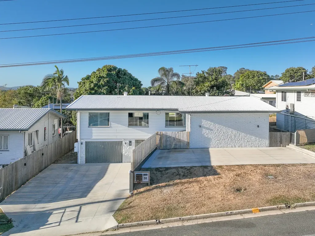 West Gladstone 4ਬੈੱਡਰੂਮ SPACIOUS, VERSATILE & CENTRAL LOCATION…COMPLETE MAKEOVER... ALL OFFERS WILL BE CONSIDERED PRIOR TO AUCTION