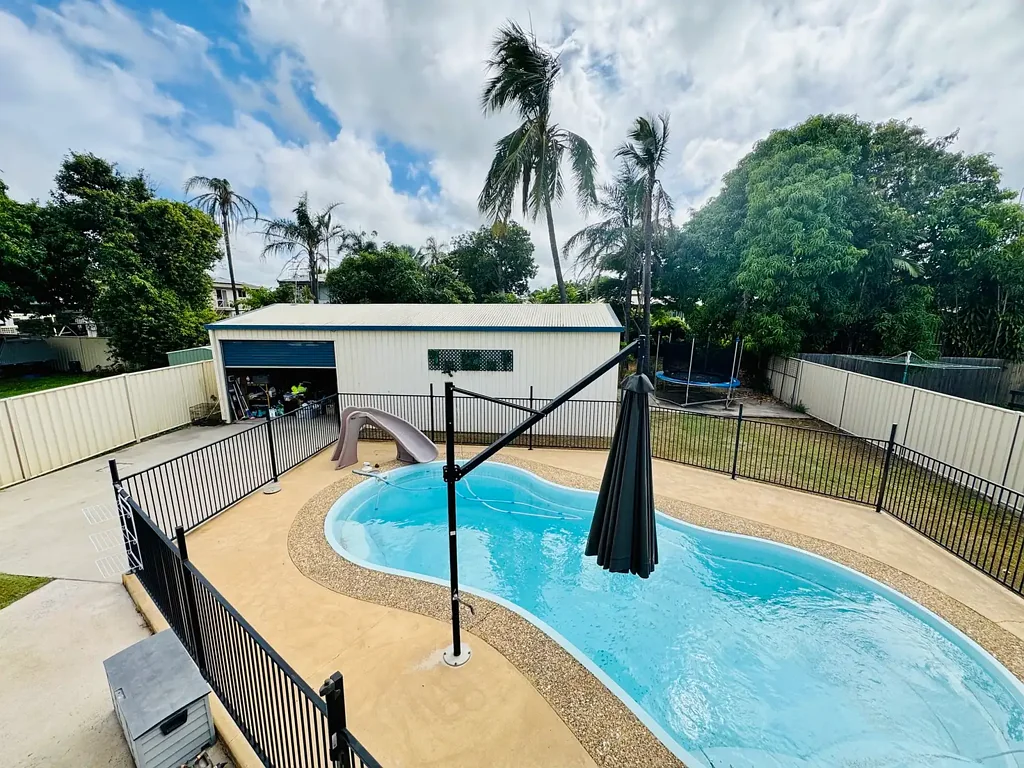 Moranbah 7Kwarto FULLY SELF CONTAINED ON BOTH LEVELS + LARGE POWERED SHED, MEZZANINE FLOOR + INGROUND POOL WITH WATER SLIDE