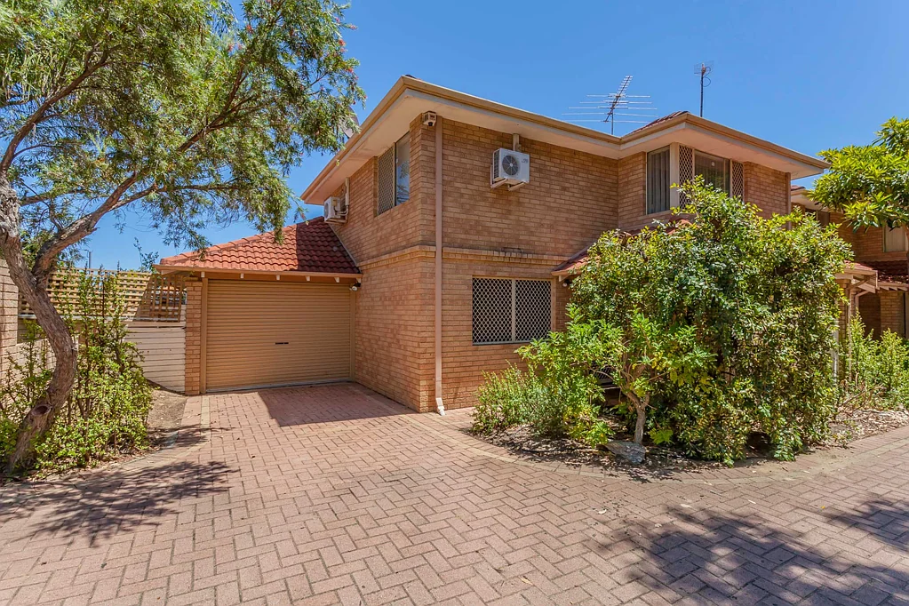 Osborne Park 3房  Gorgeous, Renovated 2 Storey Townhouse