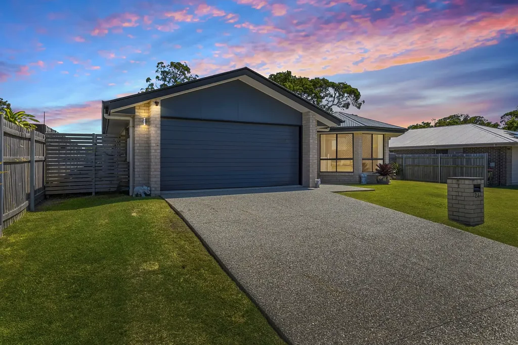 24 Bradman Way, Urangan, QLD 4655