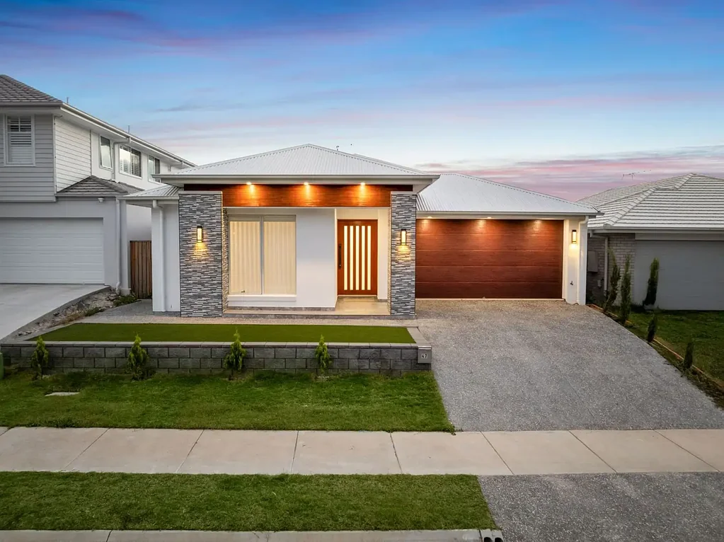 White Rock 4غرفة نوم Stylish, Spacious & Move-In Ready – White Rock Living at Its Best!