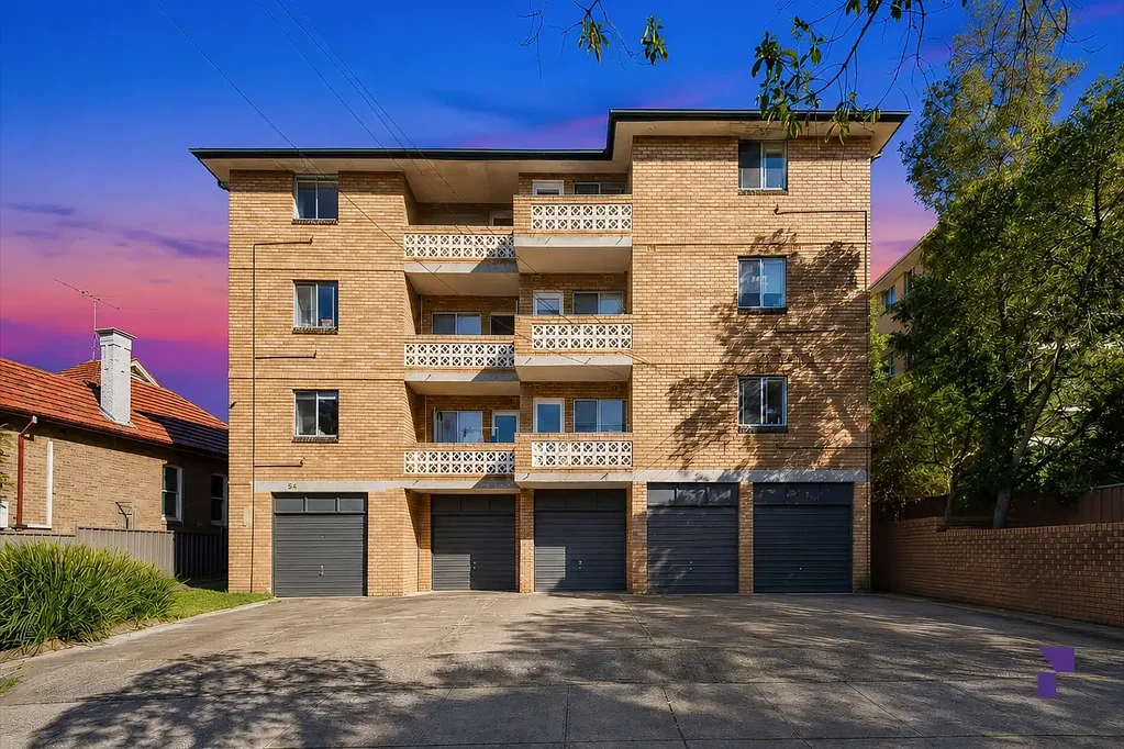 Summer Hill 2房 精品顶层两卧室公寓，距离 Summer Hill Station 仅 350 米 Boutique top floor two-bedroom apartment just 350m from Summer Hill Station
