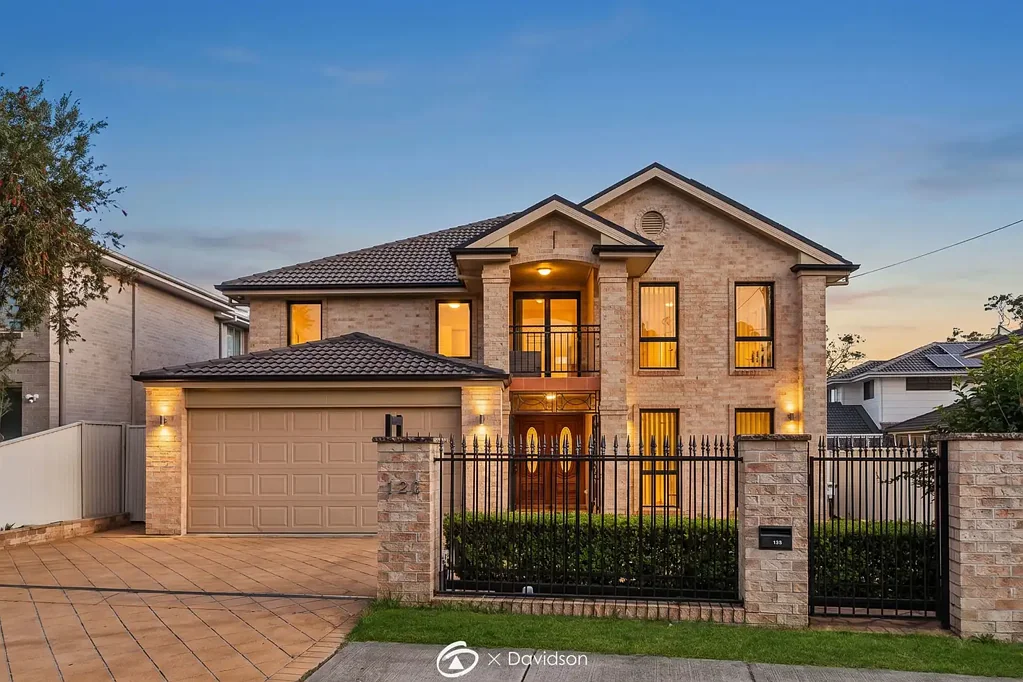 Holsworthy 5ਬੈੱਡਰੂਮ Space, Scale and a 616sqm Block