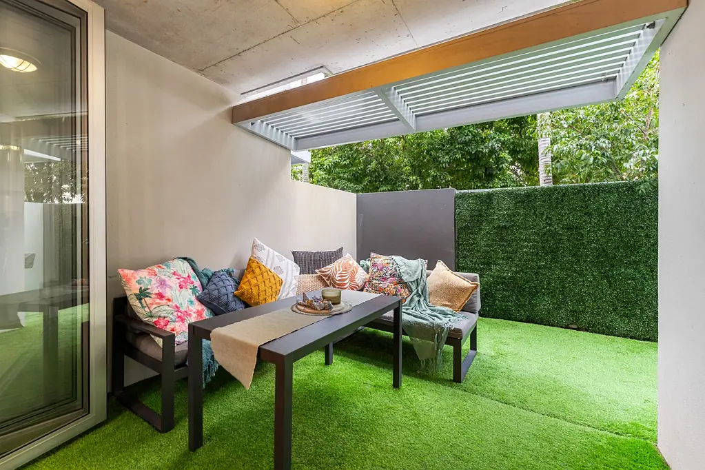 Two-Bedroom Courtyard Apartment in the Heart of Brisbane Available Furnished or Unfurnished!